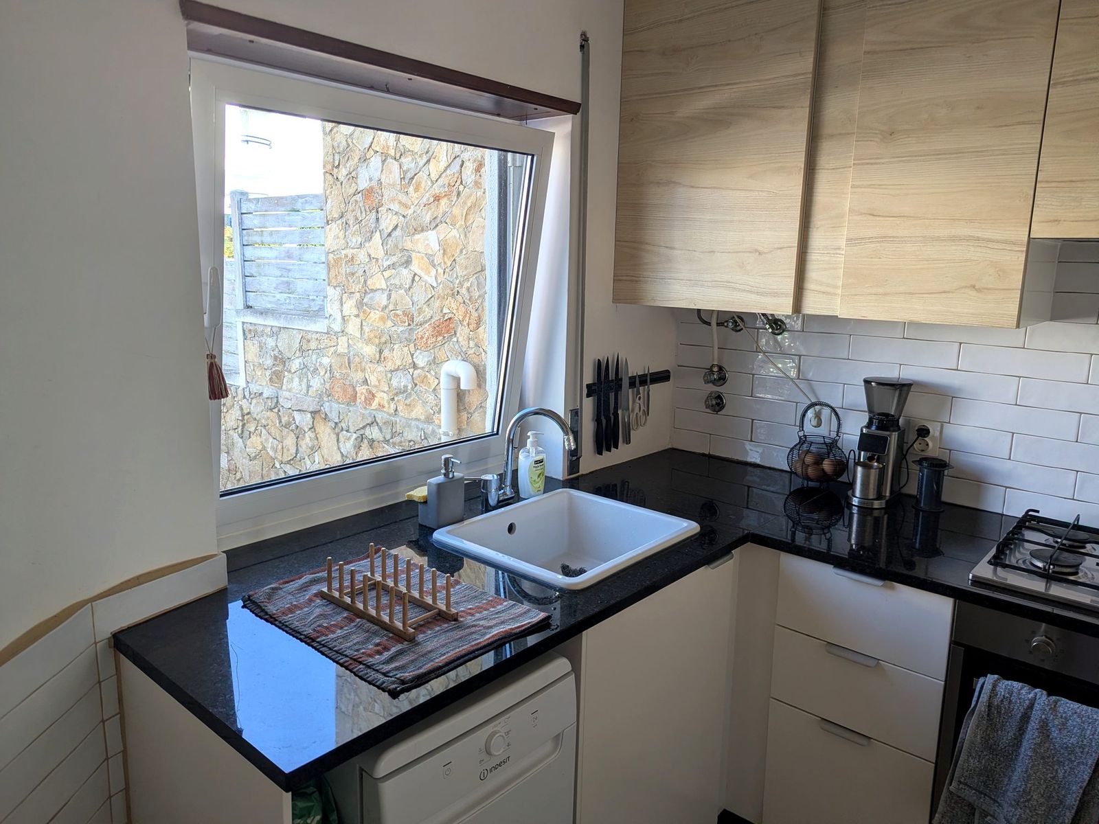 Kitchen with sink, hob and oven under the window.